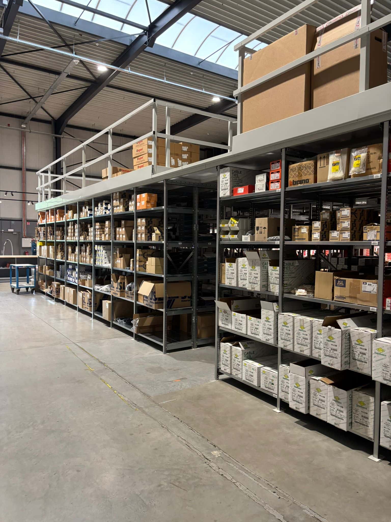 Overzichtelijk magazijn van een technische groothandel dat draait op MSG WMS