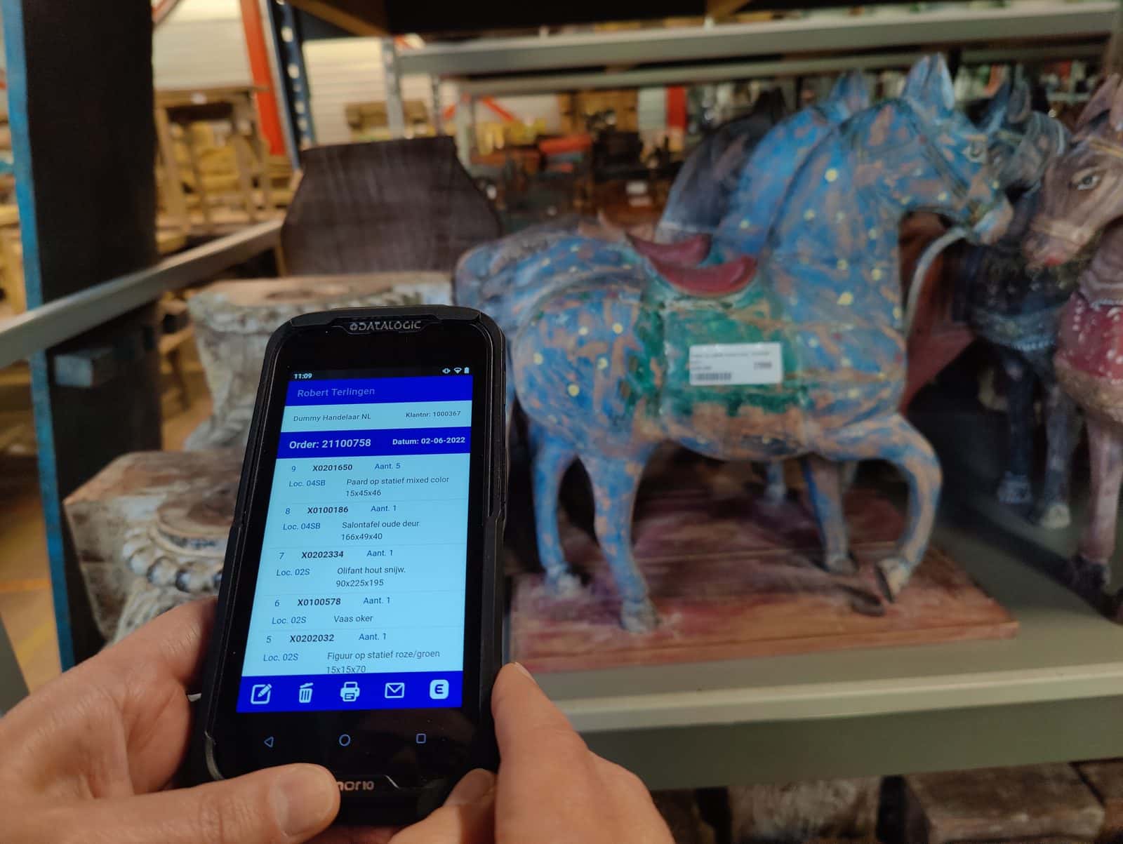 Medewerker stelt met de zelfscan-app een bestellijst samen in de showroom van meubelgroothandel BRI