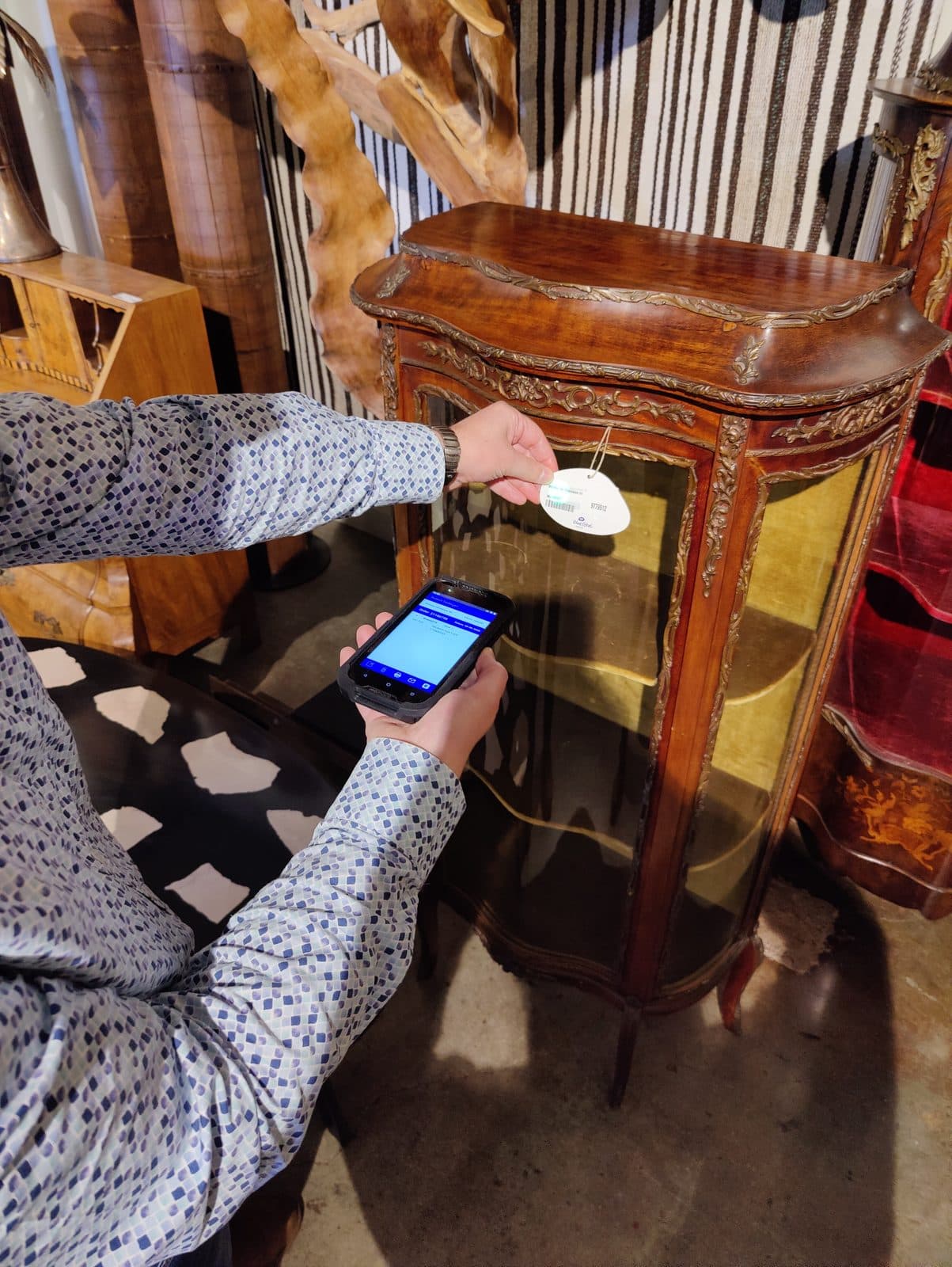 Medewerker scant het label van een meubel in de showroom en verwerkt de order direct met de scan-app