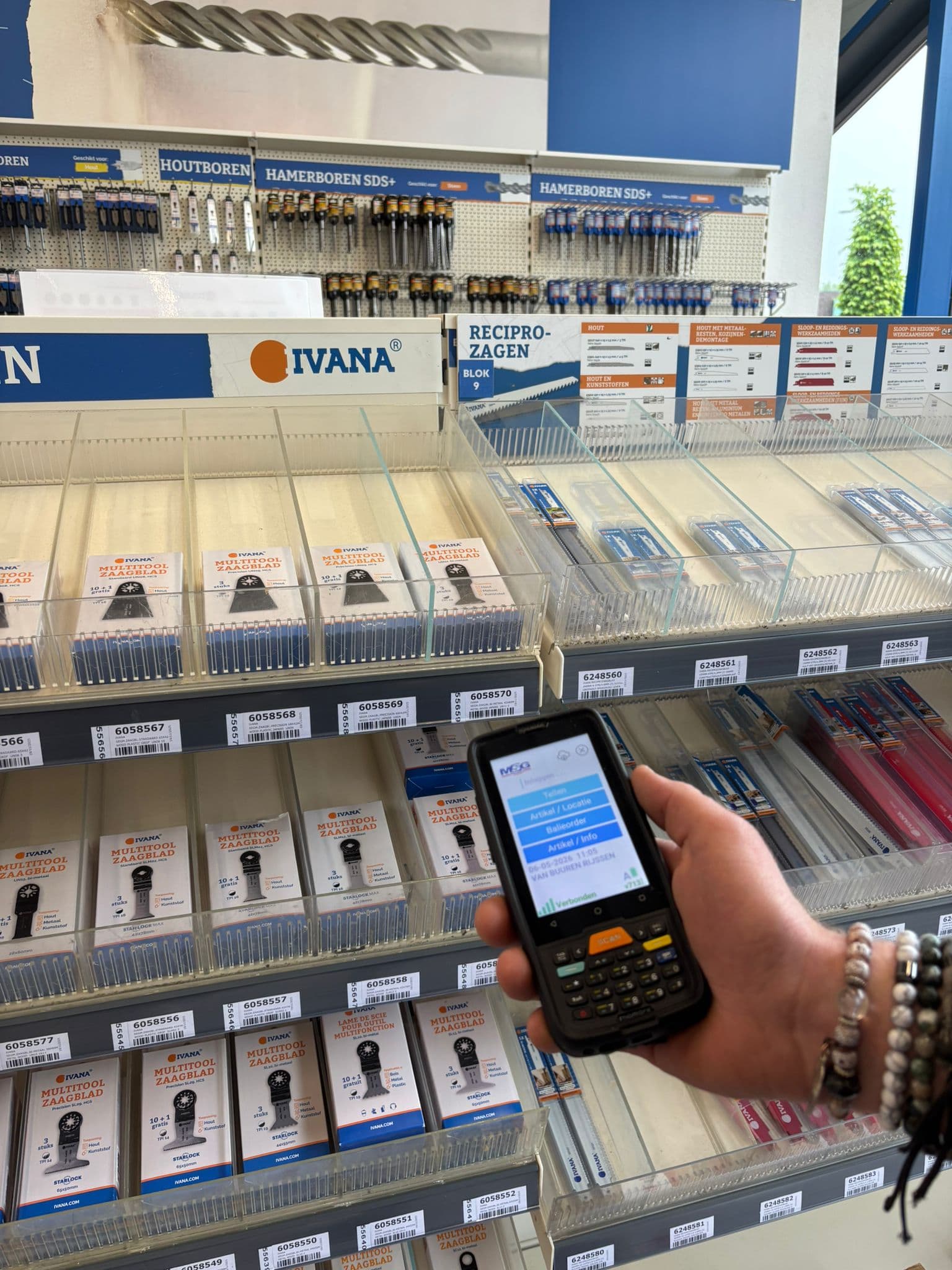 Scannen in de winkel bij Van Buuren